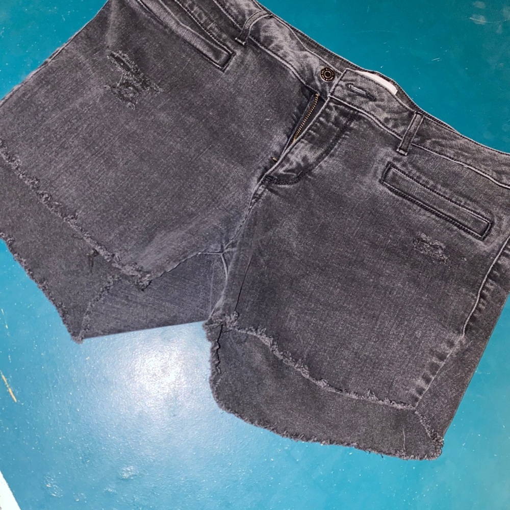 Adorable jean shorts 🤩